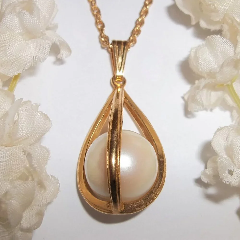 Avon Necklace, Avon Jewelry, Pearl and Gold Necklace, Vintage Necklace, 7598